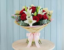 Букет цветов из:  Лилии и Розы в Кабардинка