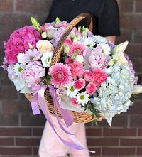 Композиция солнечный день в Кабардинка Цветочная композиция из Розы, Хризантемы, Пионы и Лизиантусы в корзине в Кабардинка
