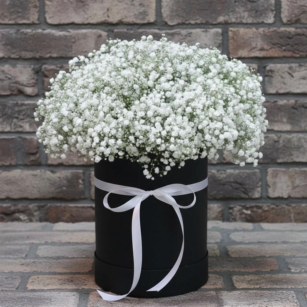 Цветочная композиция из Гипсофила в шляпной коробке в Кабардинка