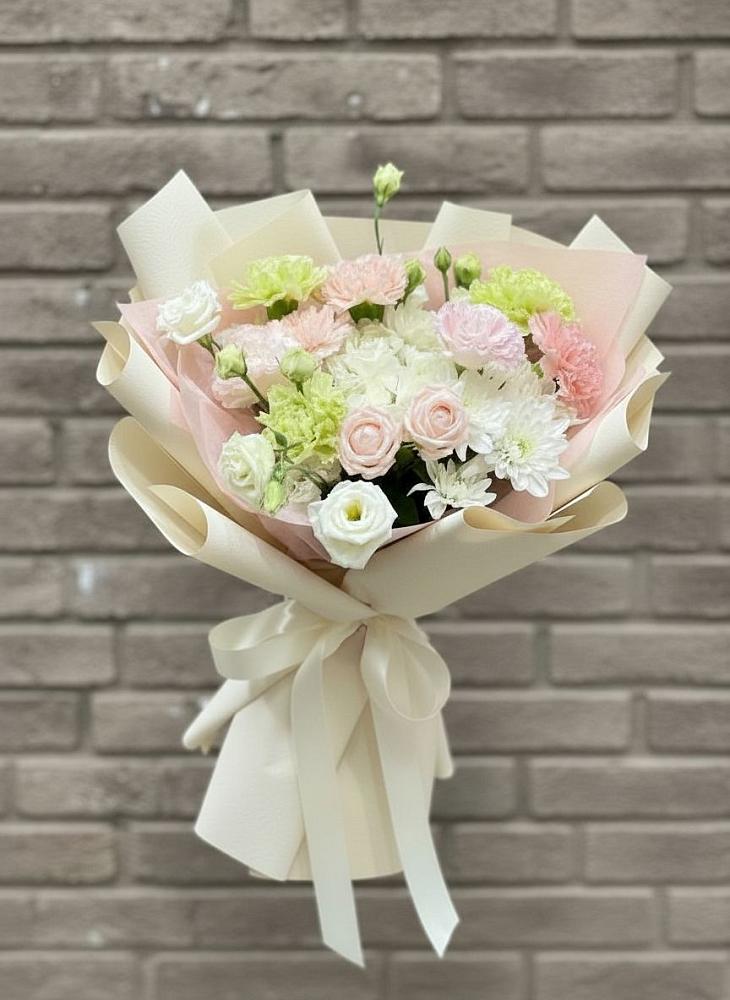 Букет цветов из: Гвоздики, Розы, Лизиантусы и Хризантемы в Кабардинка