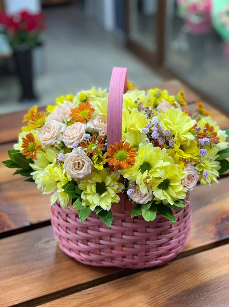 Цветочная композиция из Хризантемы и Розы в корзине в Кабардинка