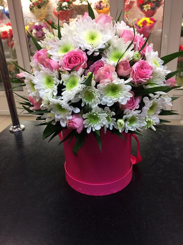 Цветочная композиция из Розы и Хризантемы в шляпной коробке в Кабардинка