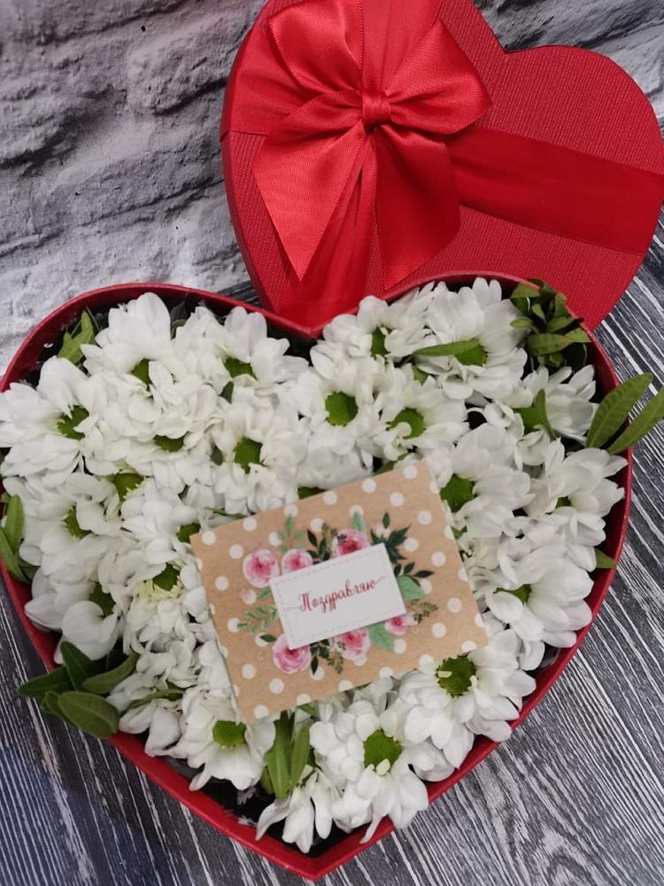 Цветочная композиция из Хризантемы в виде сердца в Кабардинка