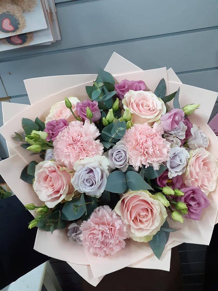 Букет цветов из: Розы, Гвоздики и Лизиантусы в Кабардинка