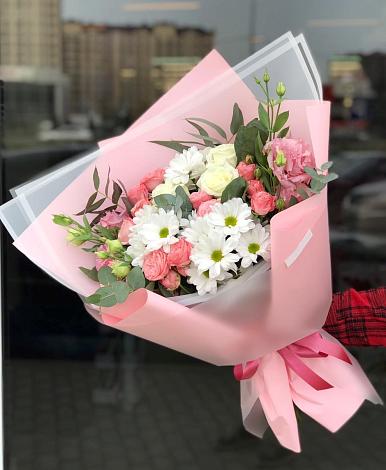 Букет цветов из: Розы, Лизиантусы и Хризантемы в Кабардинка